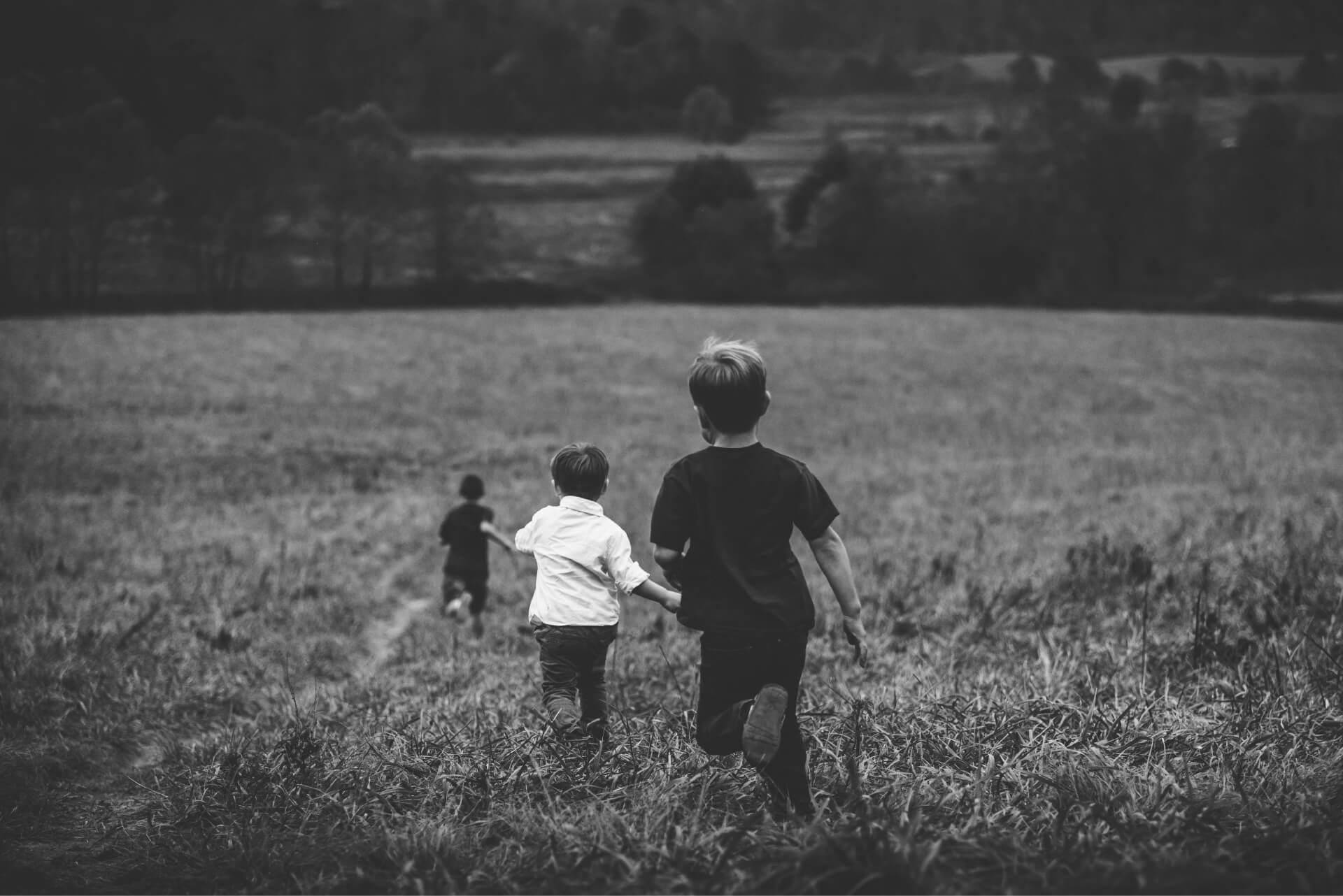 bambini che corrono sul prato